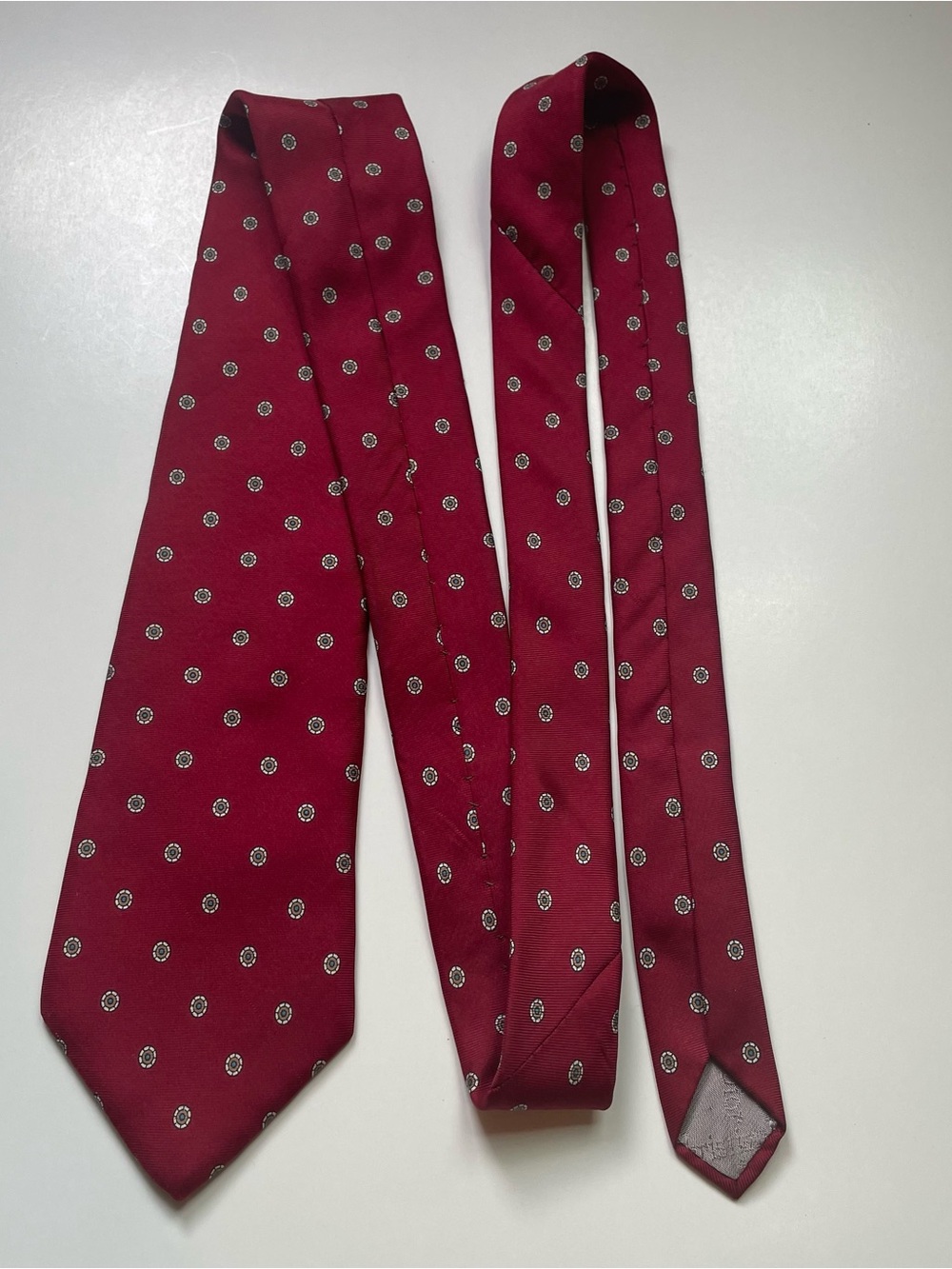 Christian Dior Mens Silk Tie
Burgundy Red Medallion Geometric
Pattern - Picture 1 of 11